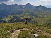 62 Dalla lunga panoramica cresta da Cima (2348 m) a Passo di Lemma (2137 m) vista su San Simone-Baita del Camoscio